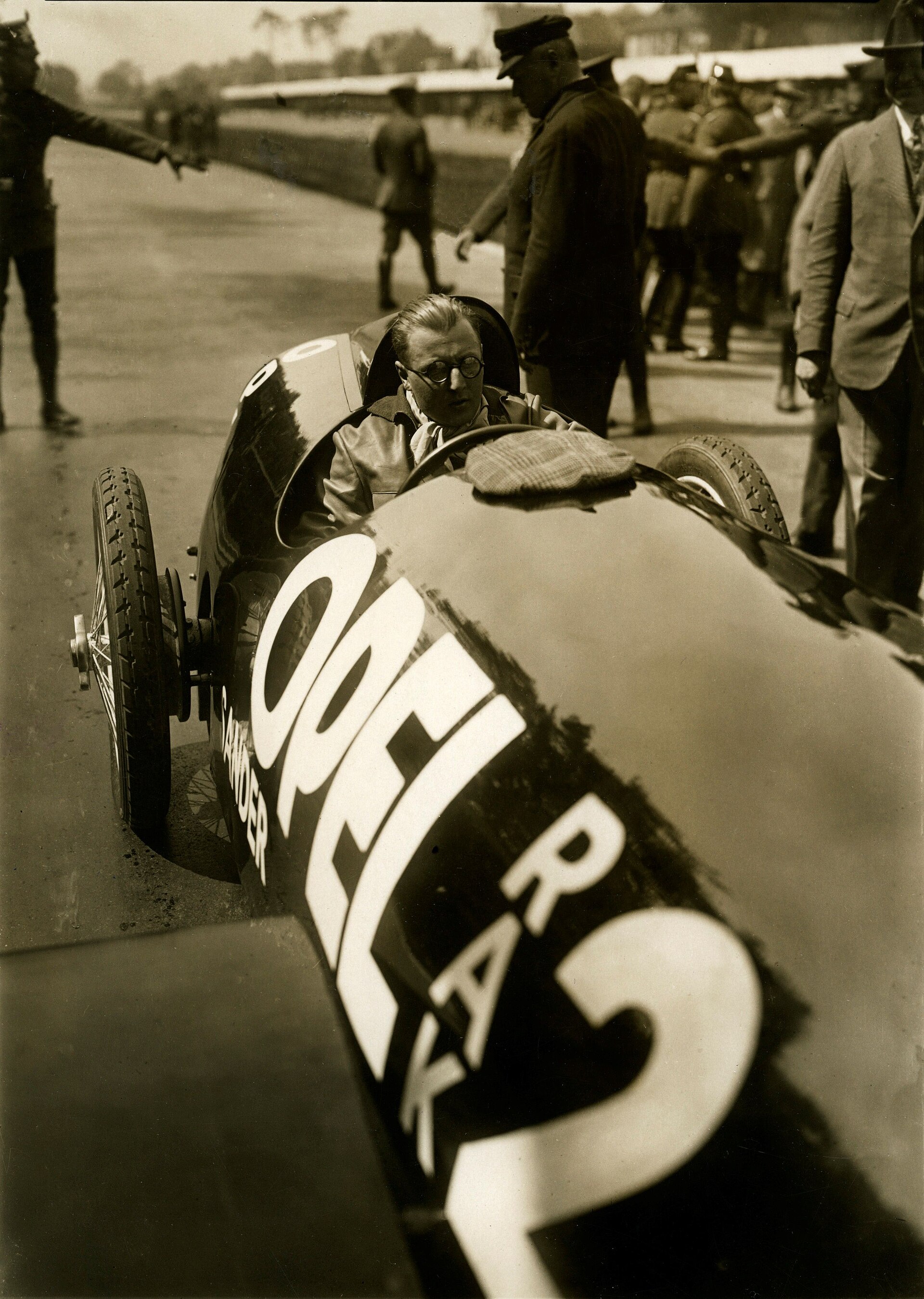 Fritz von Opel am Steuer seines Raketenwagens Opel RAK 2 vor der ersten Probefahrt auf der Berliner AVUS, Mai 1928