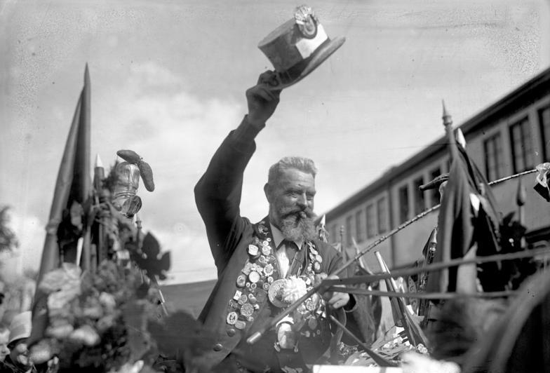 Der Droschkenkutscher Gustav Hartmann, genannt „der Eiserne Gustav", bei seiner Rückkehr nach Berlin, September 1928