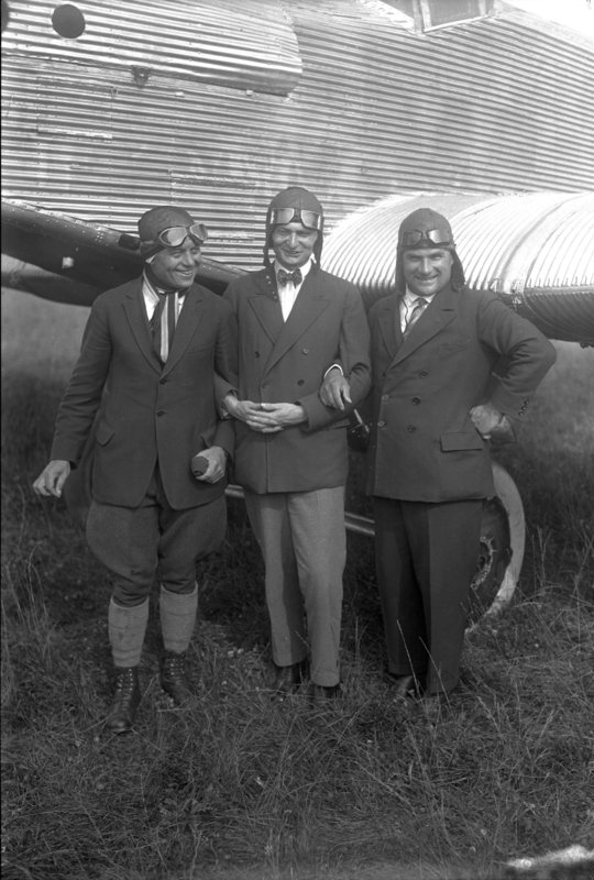 Hermann Köhl, Ehrenfried Günther Freiherr von Hünefeld und James Fitzmaurice vor der Junkers W 33 „Bremen"