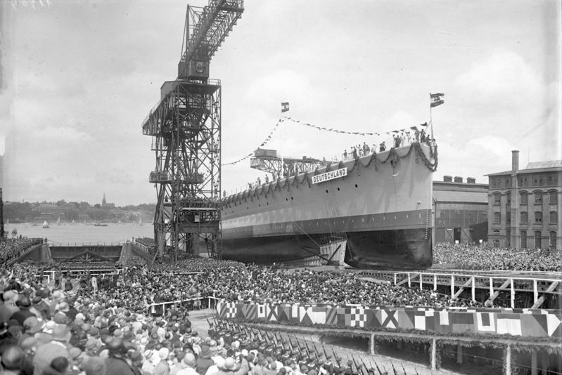 Der spätere Panzerkreuzer „Deutschland" (vormals Panzerkreuzer A) beim Stapellauf in Kiel, 1931 — das Schiff, um dessen Finanzierung 1928 im Reichstag gestritten wird