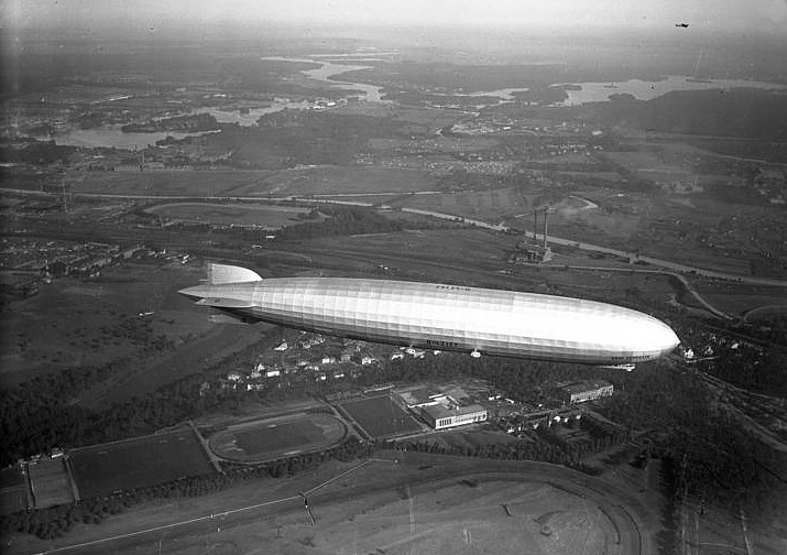 Das Luftschiff LZ 127 „Graf Zeppelin" über Berlin, 1928