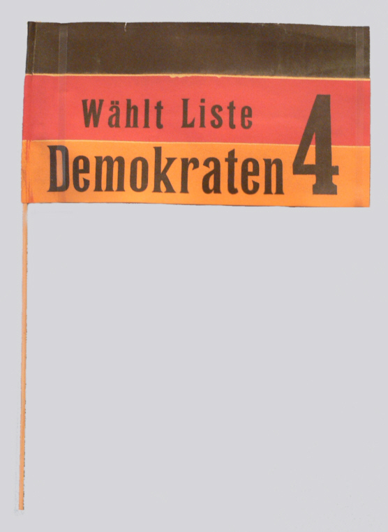 Ein Papierfähnchen aus dem Wahlkampf der Deutschen Demokratischen Partei zur Berliner Kommunalwahl 1929