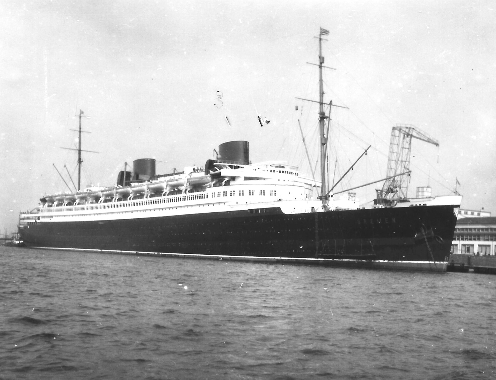 Der Schnelldampfer „Bremen" der Reederei Norddeutscher Lloyd an der Columbuskaje in Bremerhaven, 1929