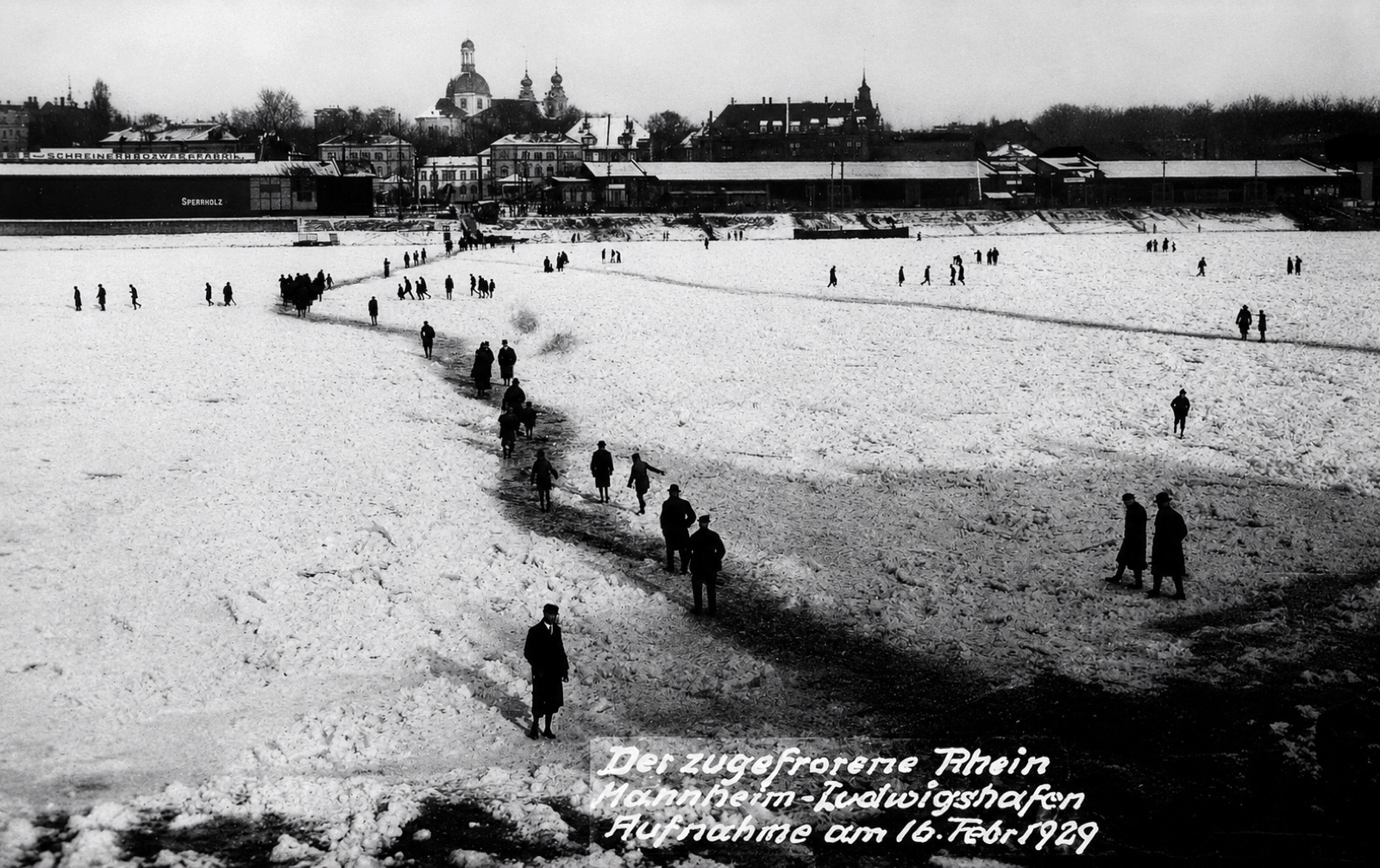 Der zwischen Mannheim und Ludwigshafen völlig zugefrorene Rhein im Februar 1929