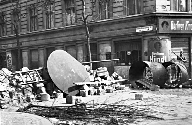 Eine Straßenbarrikade der Demonstranten während der Berliner Mai-Unruhen 1929