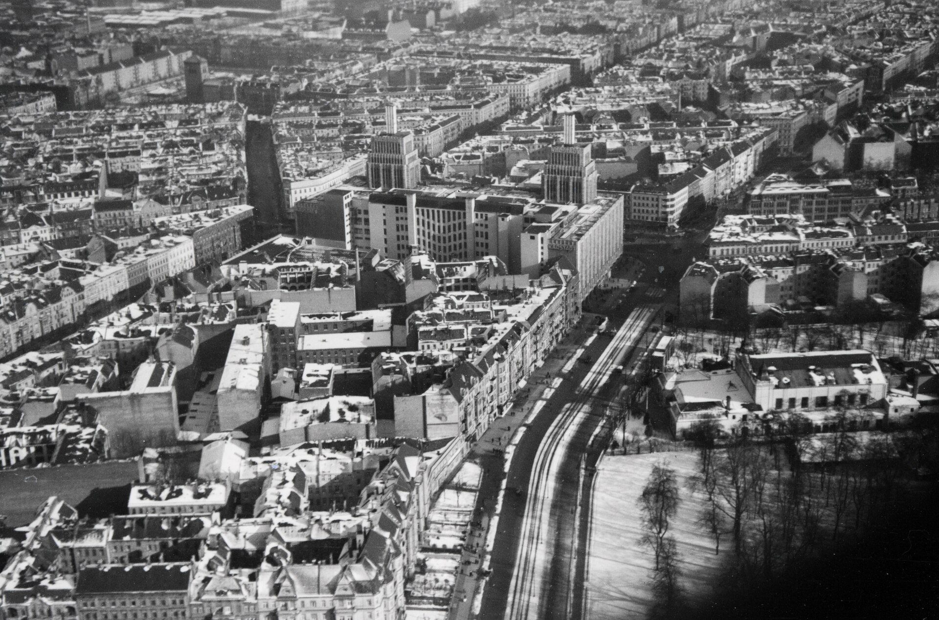 Luftaufnahme des Hermannplatzes mit dem neuen Karstadt-Warenhaus, Berlin 1929