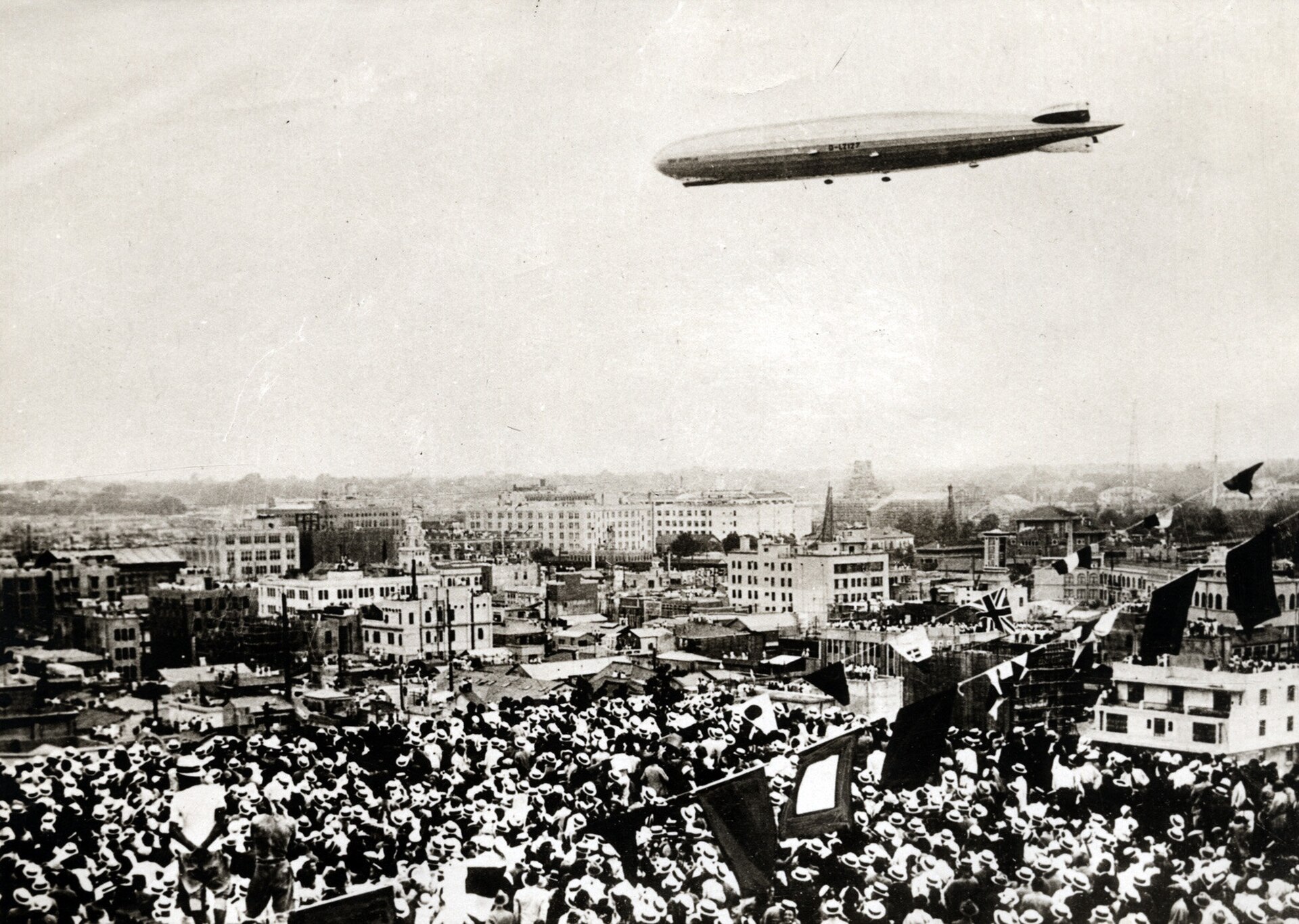 Das Luftschiff LZ 127 „Graf Zeppelin" im Anflug auf Tokio während seiner Weltfahrt, August 1929