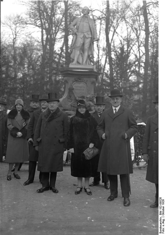 Der Berliner Oberbürgermeister Gustav Böß mit seiner Gattin, deren Pelzmantel zum Politikum wird