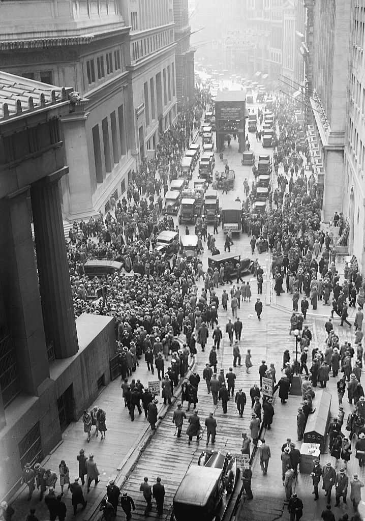 Menschenmenge vor der New Yorker Börse an der Wall Street im Oktober 1929