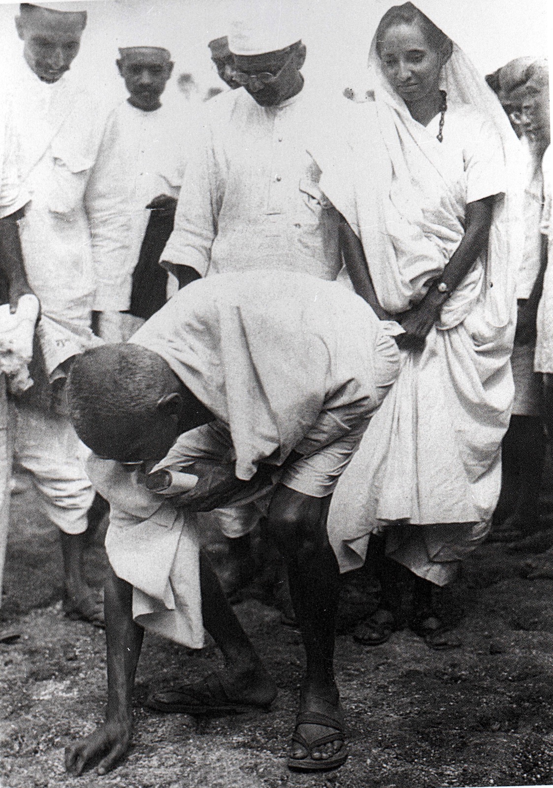 Mahatma Gandhi erreicht am 5. April 1930 nach 24 Tagen Marsch die Küste bei Dandi