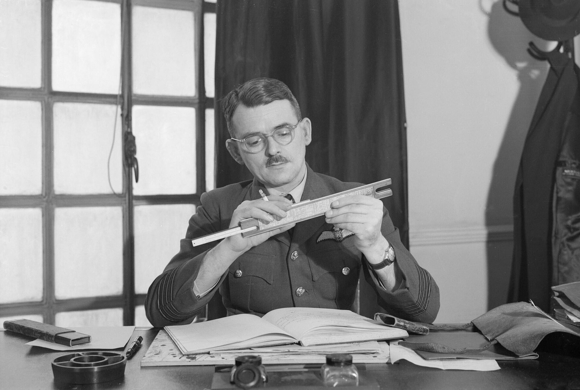 Frank Whittle, hier als RAF-Offizier in späteren Jahren; 1930 meldet er als 22-jähriger Flugkadett sein Patent für ein Strahltriebwerk an