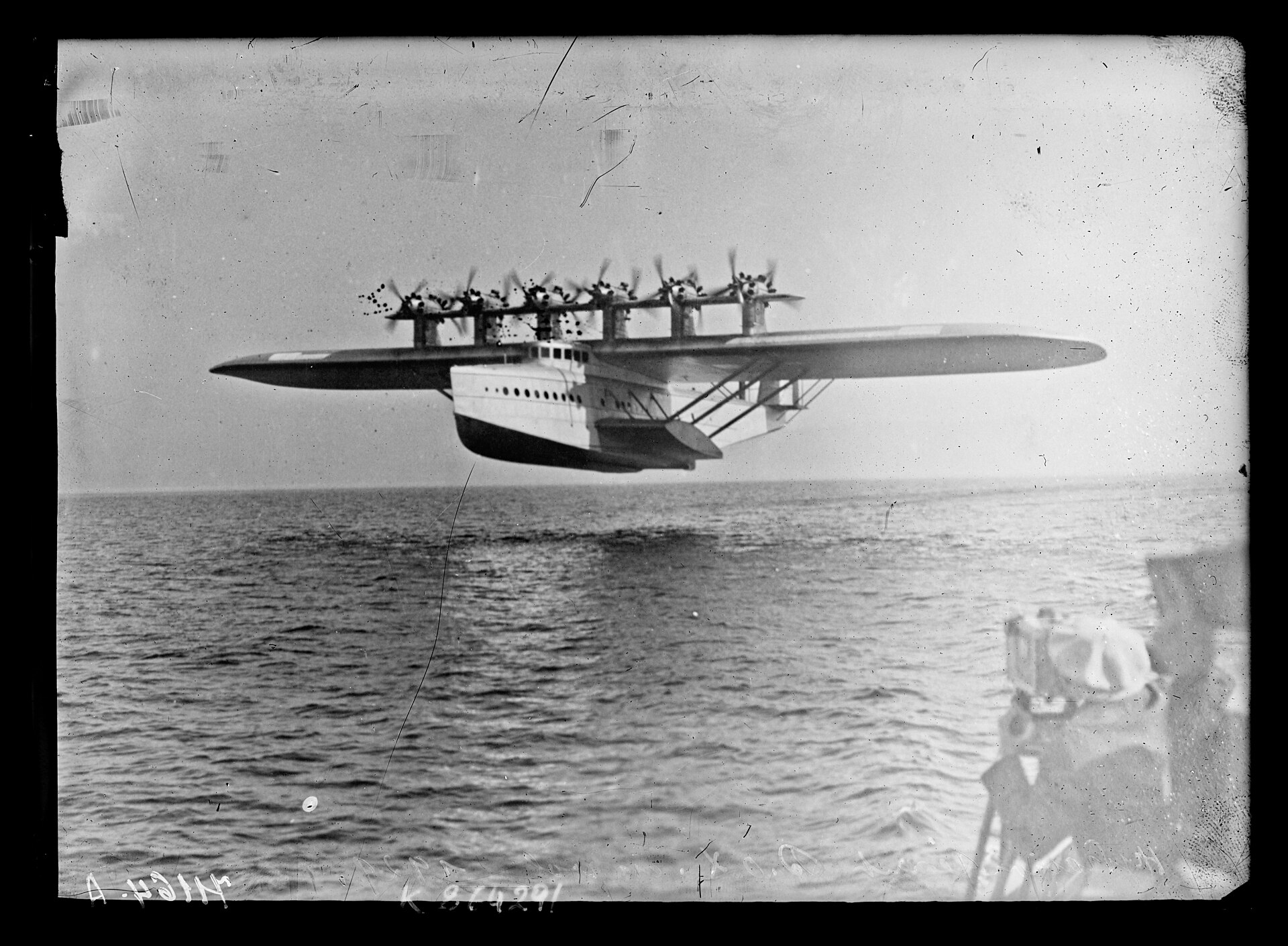 Das Flugboot Dornier Do X über dem Bodensee, von dem aus es am 5. November 1930 zu seiner Weltreise startet