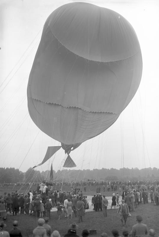 Vorbereitungen für Professor Auguste Piccards Stratosphärenballon in Augsburg, September 1930