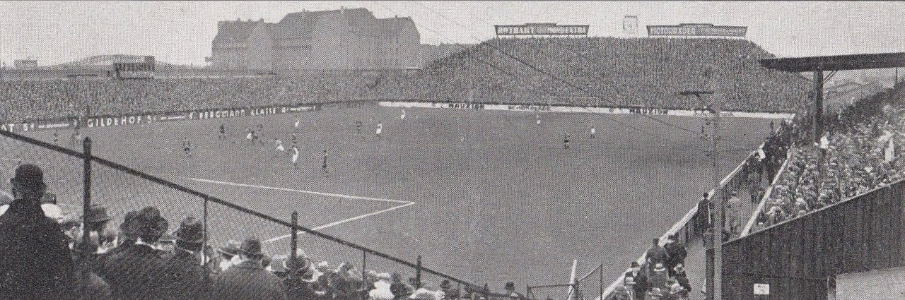 Das Hertha-Stadion am Gesundbrunnen, die „Plumpe", die Heimspielstätte des Meisters von 1930