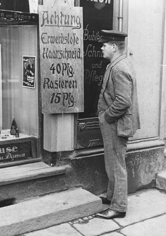 Ein Berliner Ladengeschäft mit einem Sonderangebot für Arbeitslose — Alltagsbild der beginnenden Weltwirtschaftskrise