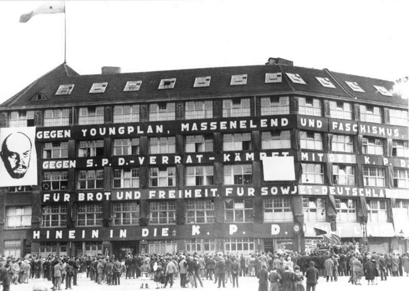 Das Karl-Liebknecht-Haus in Berlin, KPD-Zentrale, am Tag der Reichstagswahl 1930