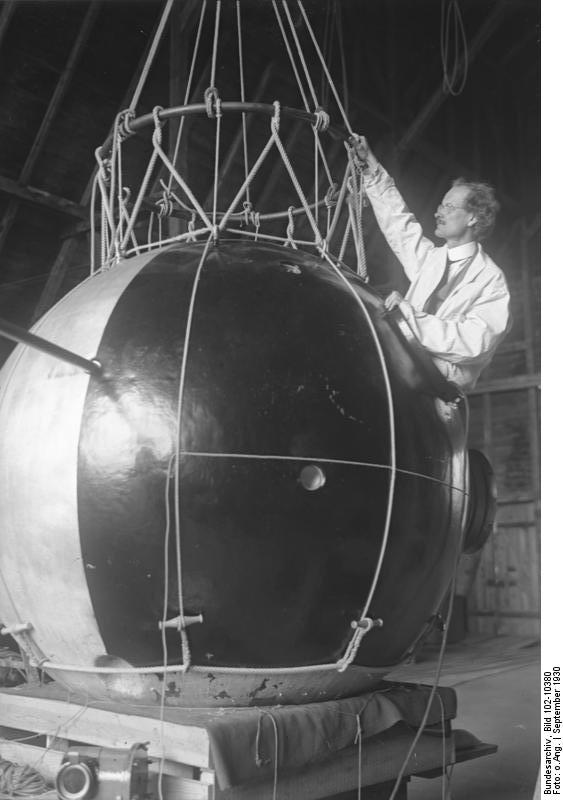 Auguste Piccard mit seinem Forschungsballon FNRS