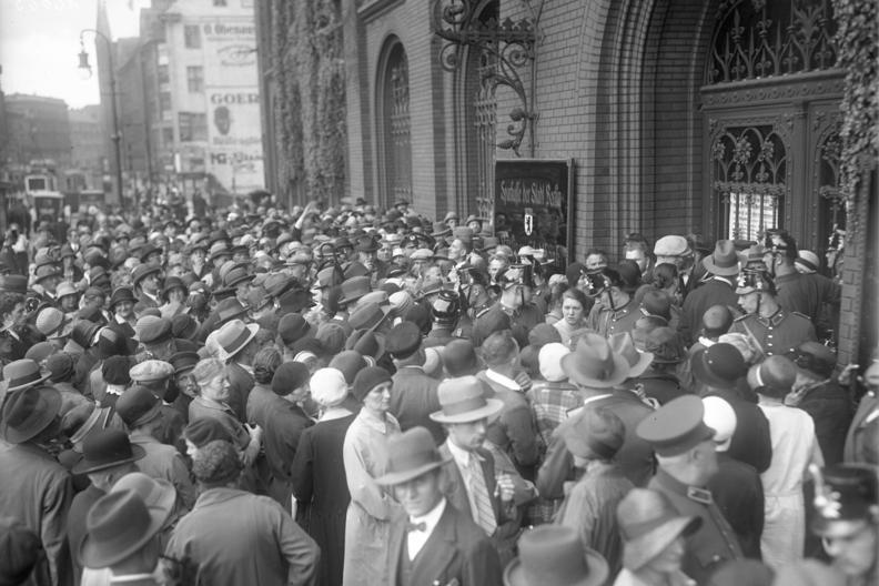 Massenandrang der Sparer vor einer städtischen Sparkasse in Berlin während der Bankenkrise 1931