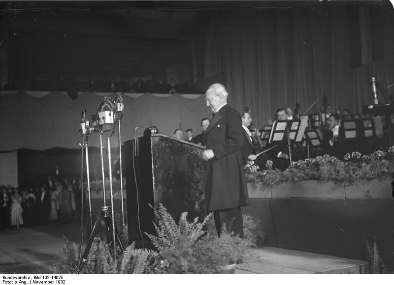 Gerhart Hauptmann bei der Feier zu seinem 70. Geburtstag