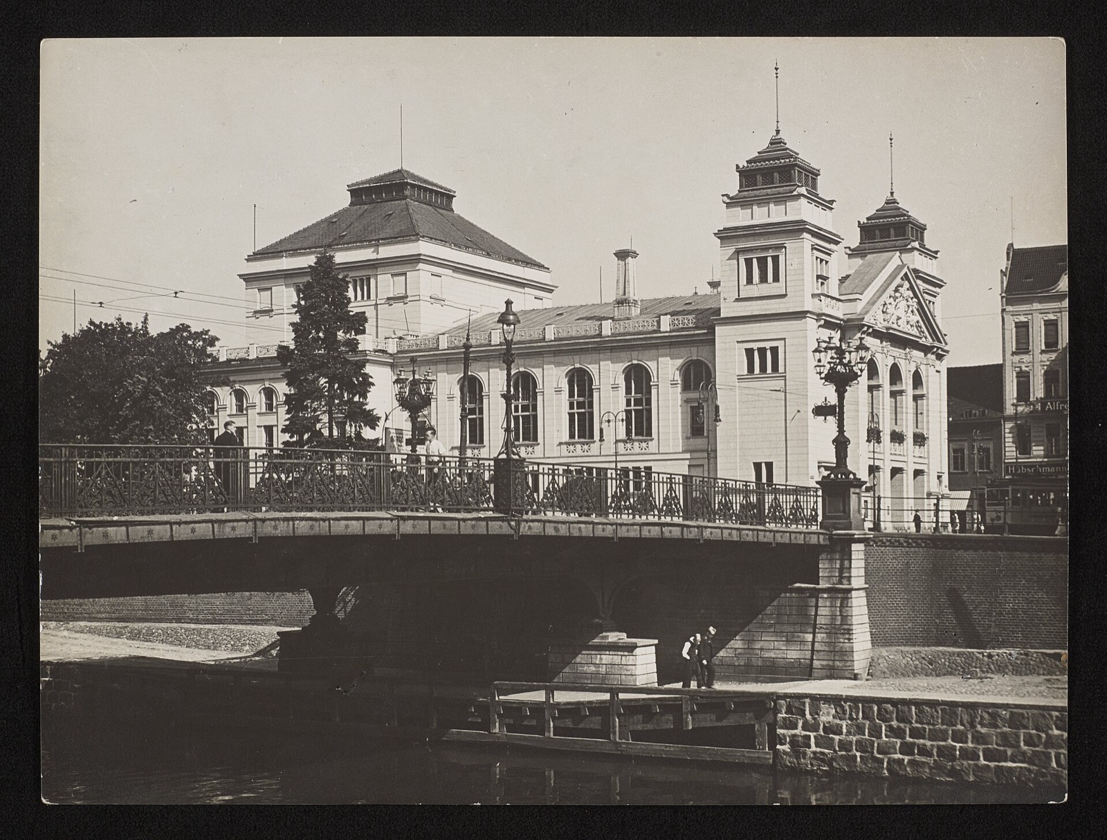Das Stadttheater von Bromberg (Bydgoszcz) über dem Kanal, hier auf einer Aufnahme von 1923
