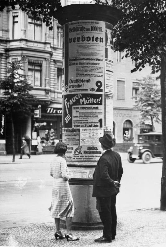 Wahlplakate zur Reichstagswahl vom 31. Juli 1932 an einer Berliner Litfaßsäule