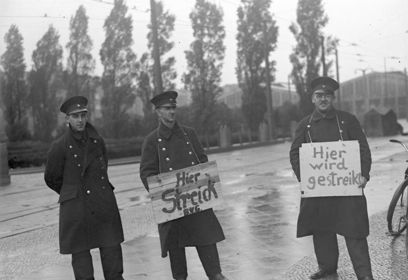 Streikposten während des BVG-Streiks in Berlin, November 1932