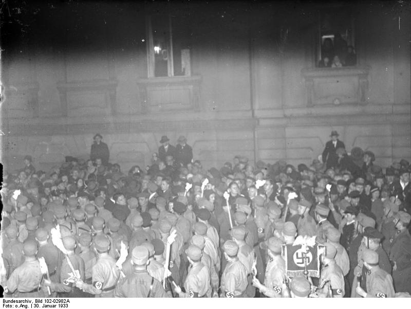 Fackelzug der SA und des Stahlhelm am Abend des 30. Januar 1933 vor der Reichskanzlei in Berlin