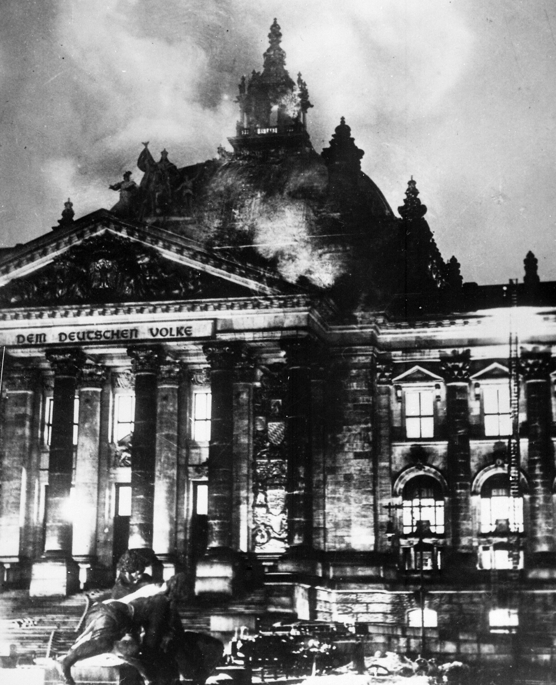 Löscharbeiten am brennenden Reichstagsgebäude in der Nacht vom 27. auf den 28. Februar 1933