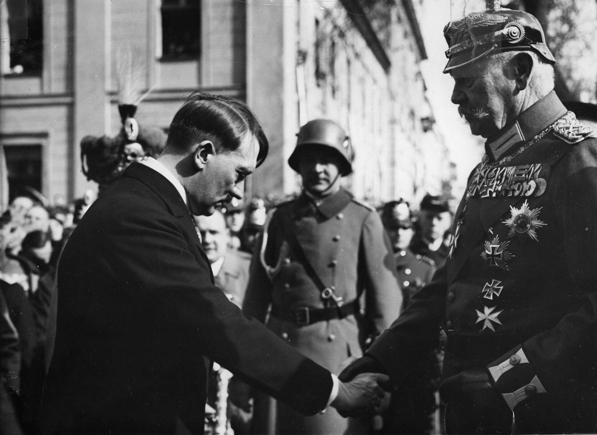 Reichspräsident Paul von Hindenburg und Reichskanzler Adolf Hitler beim „Tag von Potsdam" am 21. März 1933