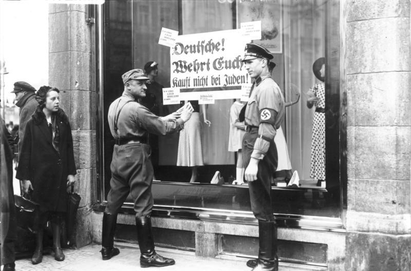 SA-Männer postieren sich vor einem jüdischen Geschäft in Berlin während des Boykotts am 1. April 1933