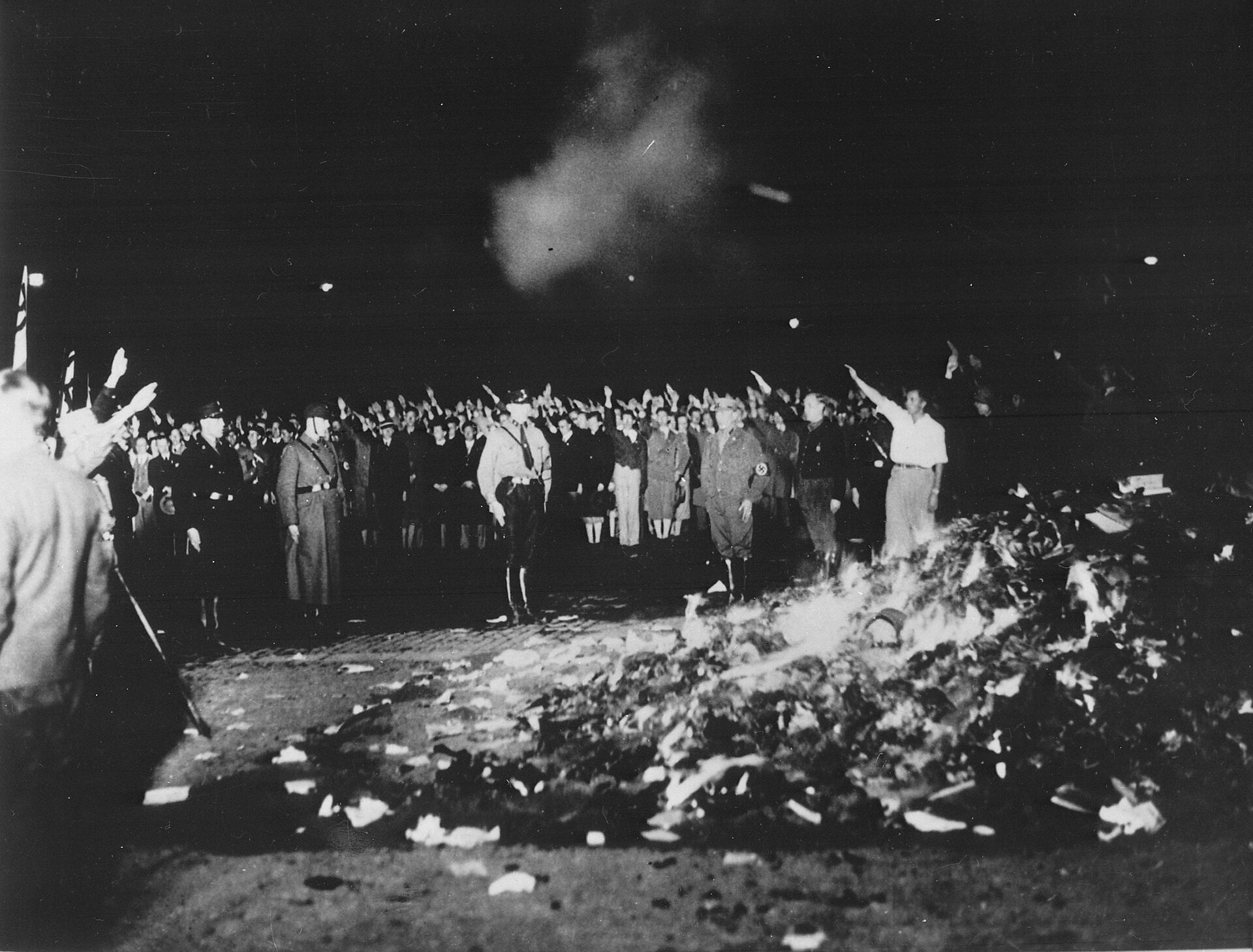 Studenten und SA-Männer bei der Bücherverbrennung auf dem Berliner Opernplatz am 10. Mai 1933