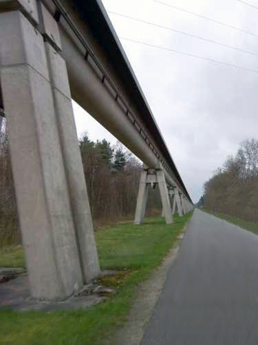 Spätere Transrapid-Versuchsanlage im Emsland — Umsetzung des 1934 patentierten Schwebebahn-Prinzips (heutige Ansicht)
