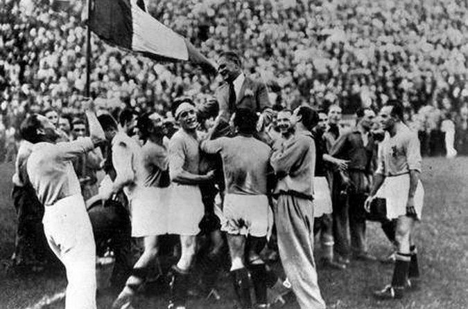 Die italienische Nationalmannschaft feiert den WM-Titel 1934