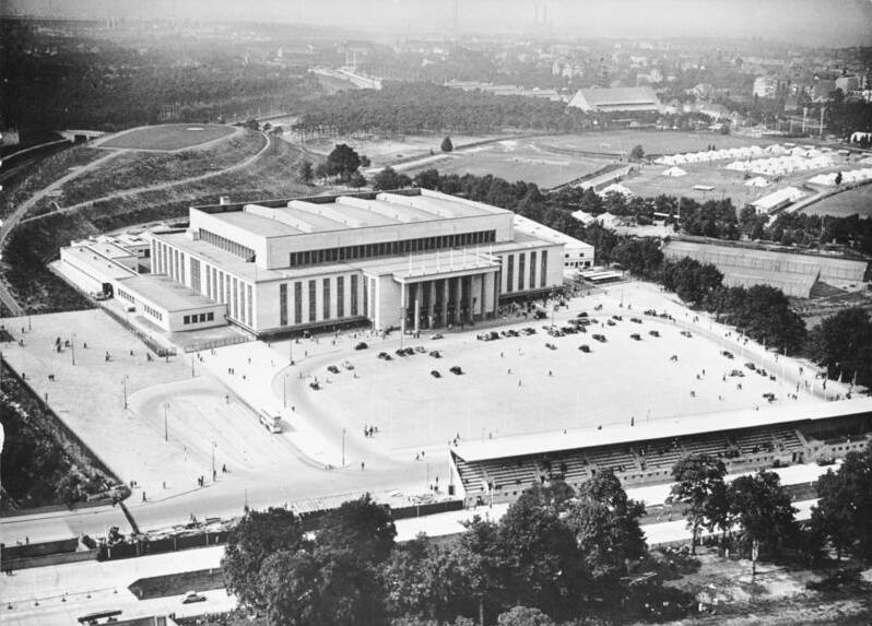 Die Deutschlandhalle in Berlin, kurz nach ihrer Eröffnung