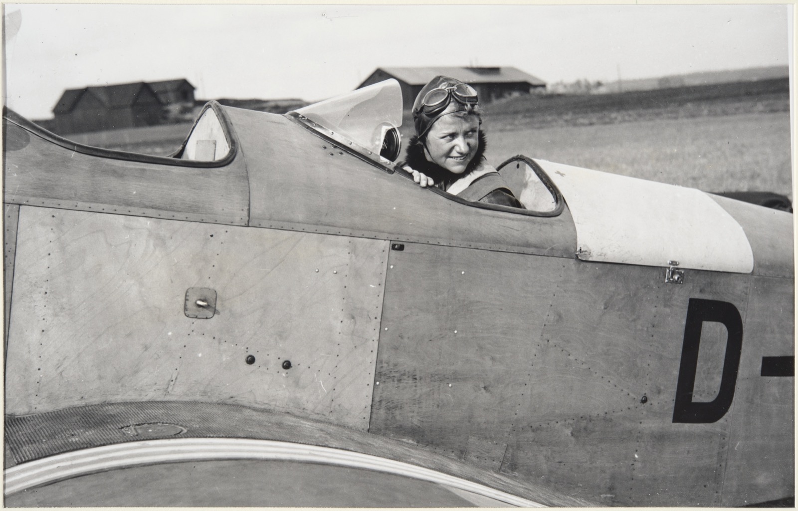 Hanna Reitsch am Steuer eines Segelflugzeugs, hier 1934 in Helsinki