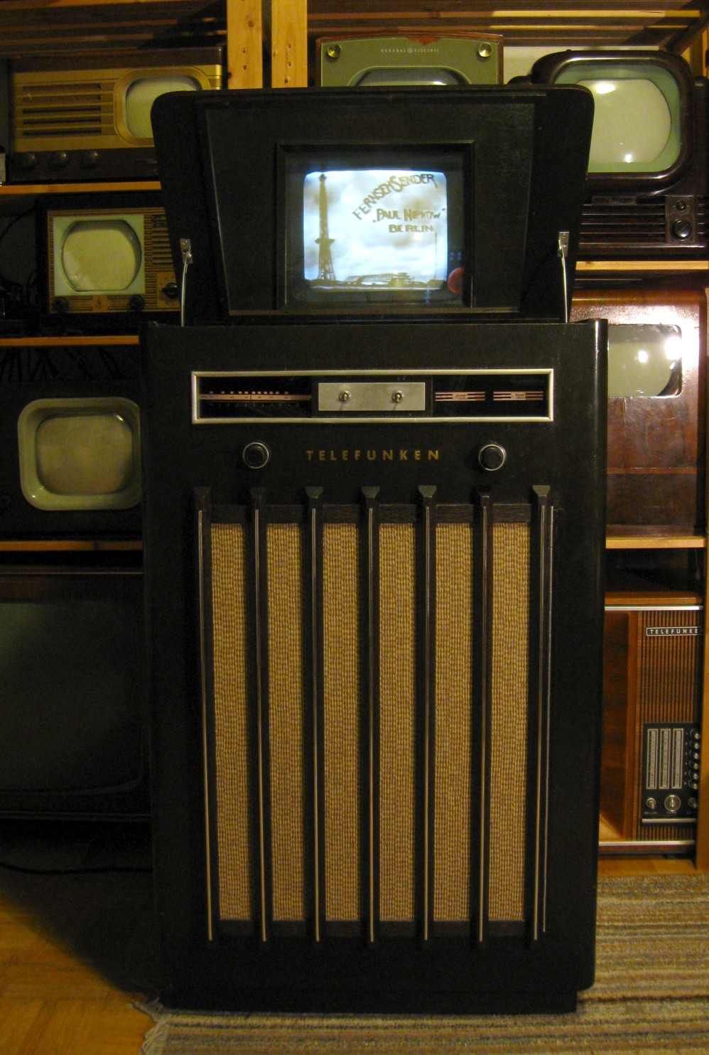 Frühes deutsches Fernsehempfangsgerät der Bauart AEG/Telefunken