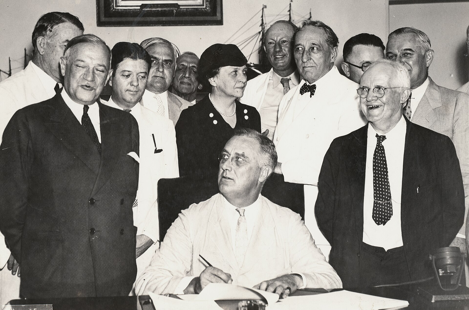 Präsident Franklin D. Roosevelt unterzeichnet den Social Security Act, 14. August 1935