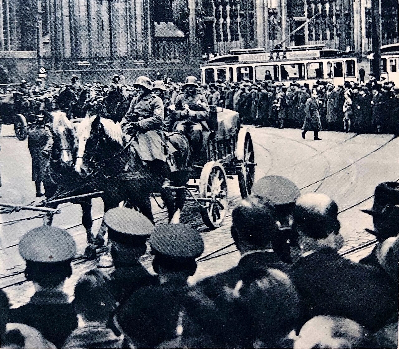 Deutsche Truppen marschieren im März 1936 ins entmilitarisierte Rheinland ein — hier in Köln