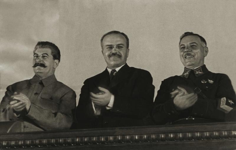Stalin, Molotow und Woroschilow beim VIII. Außerordentlichen Sowjetkongress, der die Verfassung annimmt