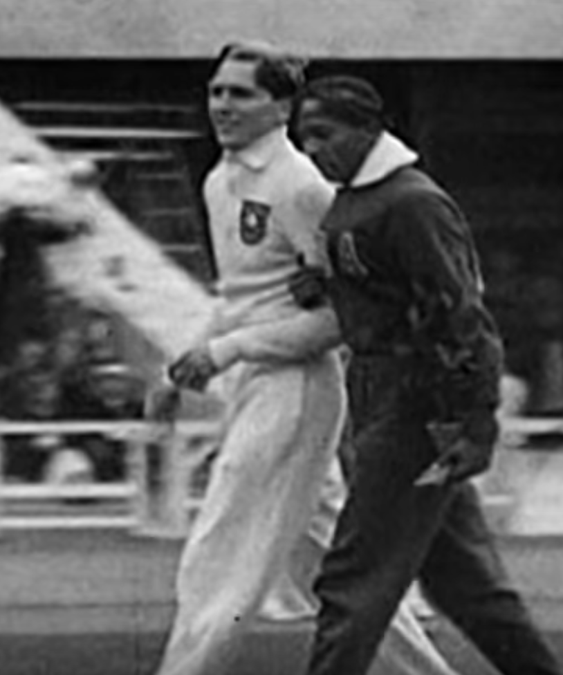 Luz Long und Jesse Owens nach dem Weitsprung-Finale der Olympischen Spiele 1936