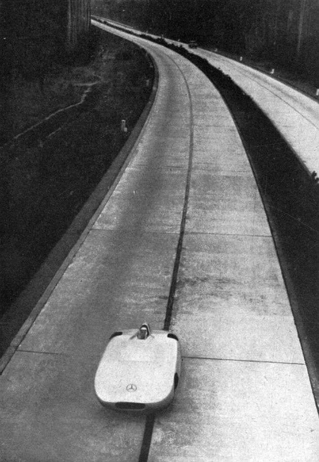 Rudolf Caracciola mit dem Mercedes-Benz-Rekordwagen W 25 auf der Autobahn