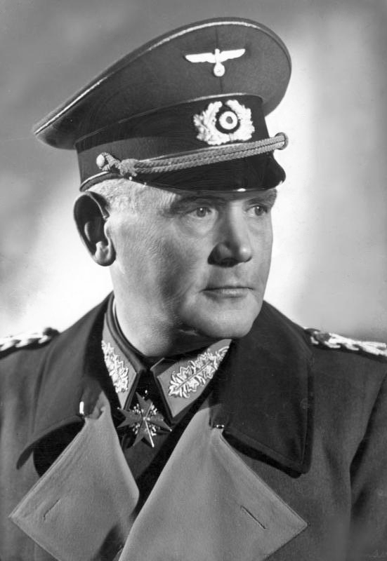 Kriegsminister Werner von Blomberg, der den Erlass zur Verlängerung der Wehrdienstzeit begründet