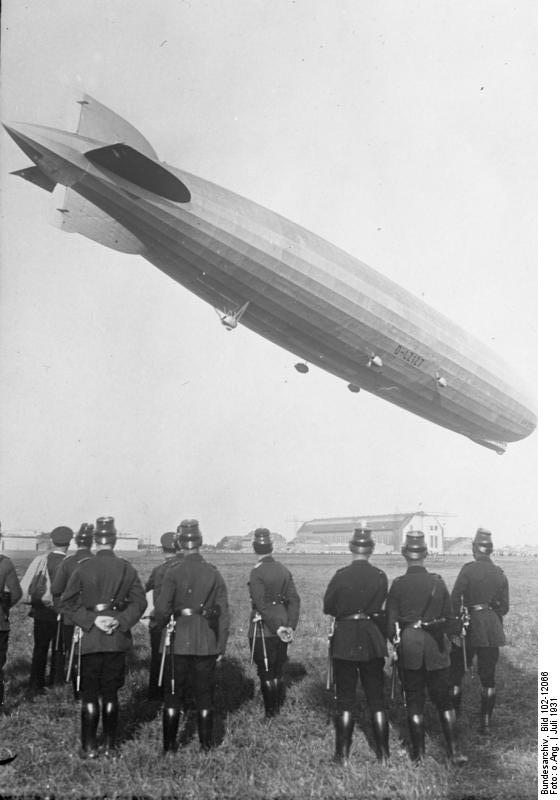 Das Luftschiff „Graf Zeppelin" (LZ 127) bei der Landung in Berlin-Staaken