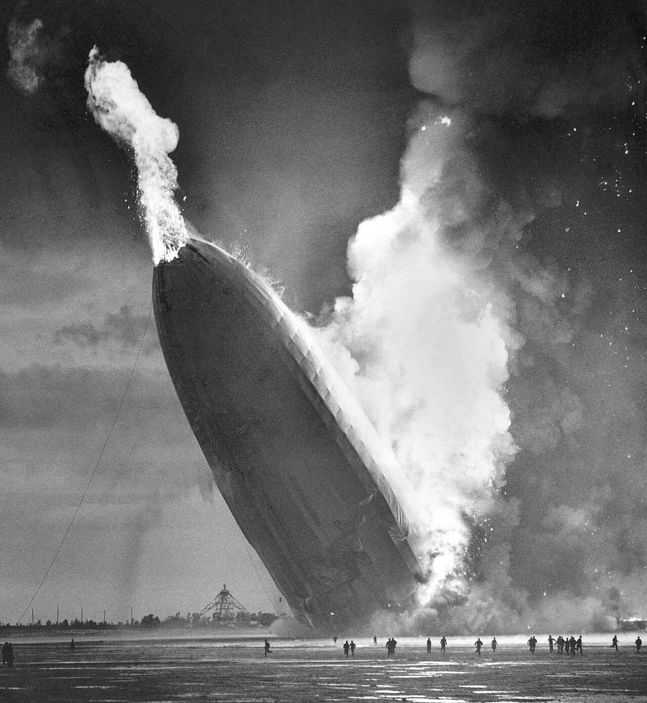 Das Luftschiff Hindenburg verglüht am 6. Mai 1937 in Lakehurst
