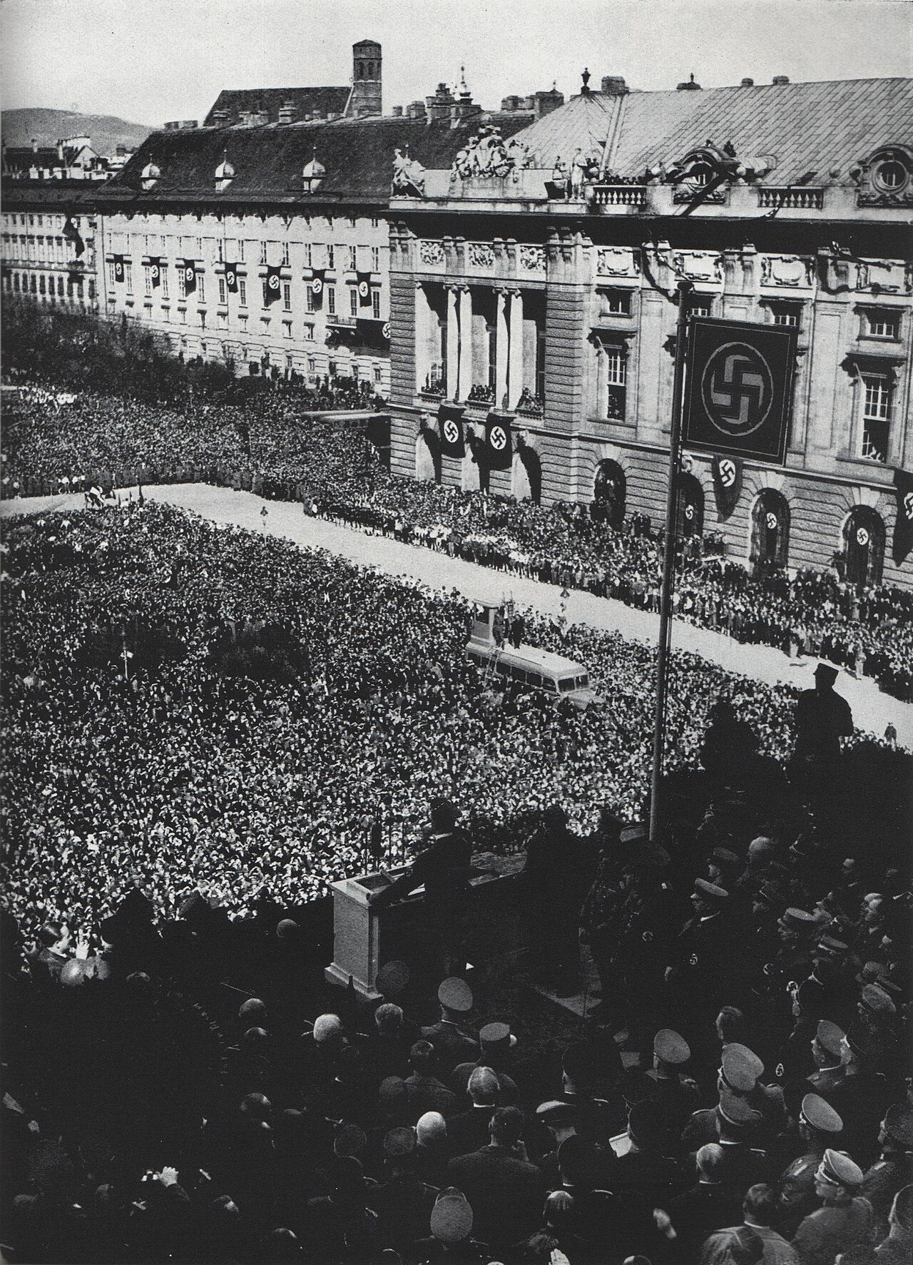 Jubelnde Menge auf dem Wiener Heldenplatz beim Anschluss Österreichs, März 1938