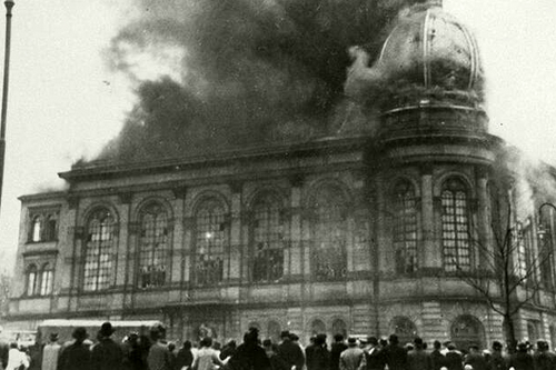 Eine brennende Synagoge in der Reichspogromnacht, November 1938