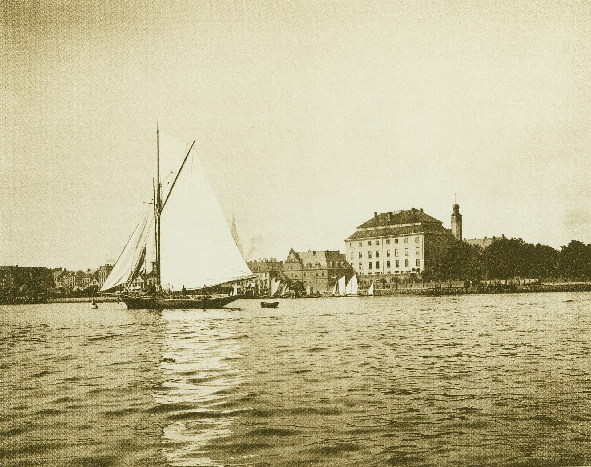 Das Kieler Schloss, Blick über die Förde auf den Ostflügel