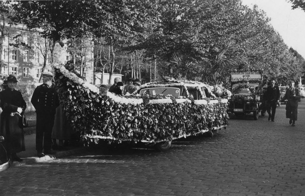 Auto-Blumenkorso auf dem Hindenburgufer