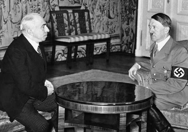 Hitler auf der Prager Burg neben Staatspräsident Emil Hácha, März 1939