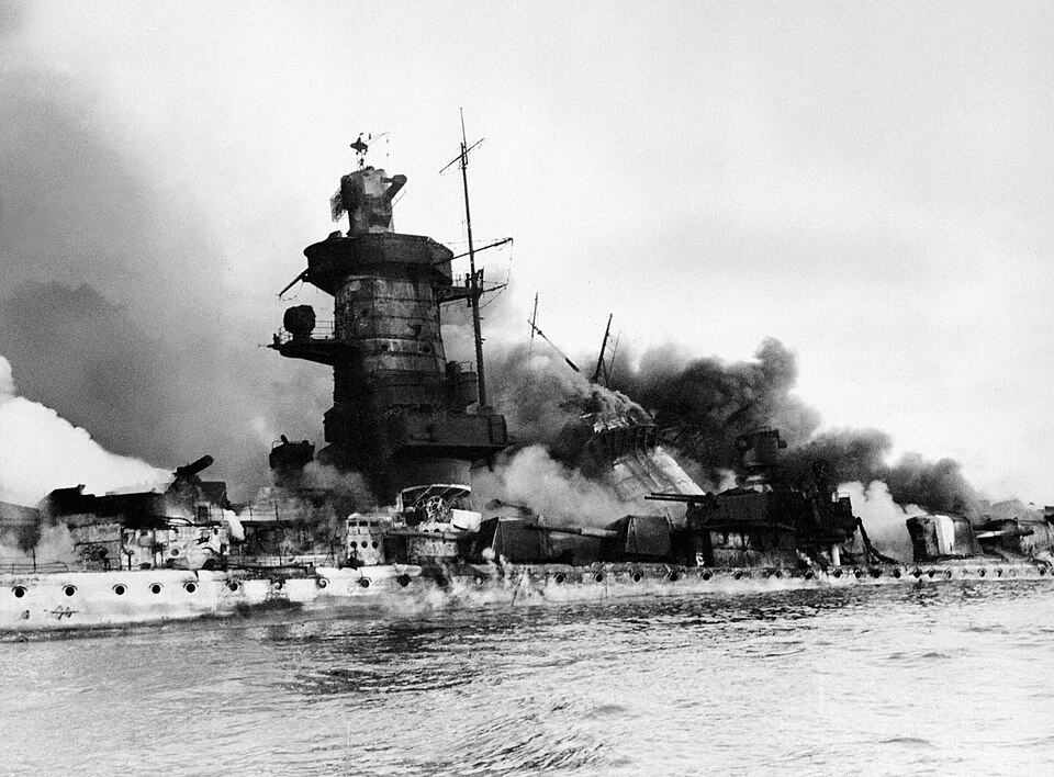 Die brennende „Admiral Graf Spee" nach der Selbstversenkung vor Montevideo, 17. Dezember 1939